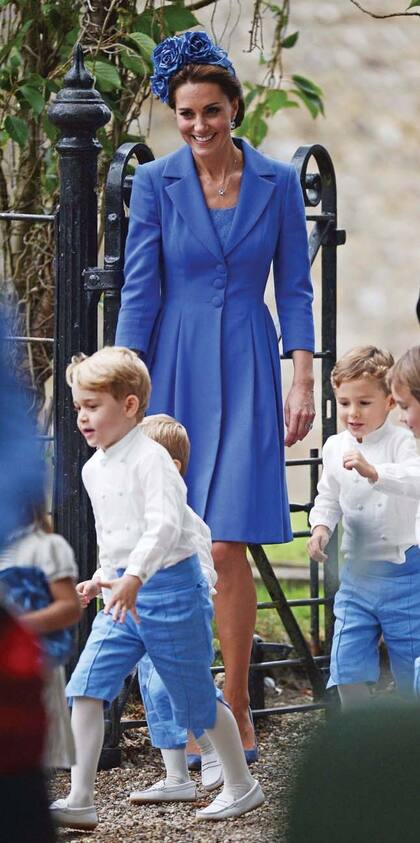Kate apostó al royal blue con vestido y tapado de Catherine Walker, que usó el año pasado en una visita oficial a Alemania. Llevó zapatos de Emmy London, alhajas de Kiki y un tocado de Juliette Botterill Millinery.
