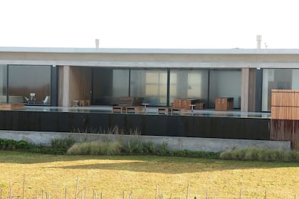 La propiedad se levanta en un terreno de 1671 metros cuadrados, la planta baja tiene unos 400 metros cuadrados y la planta alta, 155,60, según consigna el diario El País