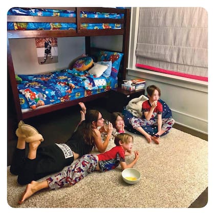 Jessica con sus tres hijos, en la habitación de los gemelos Brian y John (9).