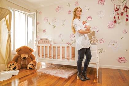 Micaela posa con su hija en el dormitorio –donde predomina el rosa–, que recientemente terminó de decorar con un estilo muy romántico y femenino.