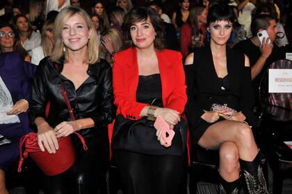 Carla Peterson, Muriel Santa Ana y Mónica Antonópulos, listas para que comience la noche de pasarela