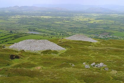 Así son las tumbas del Cementerio Carrowkeel, montañas de piedra que resguardan pasadizos subterráneos