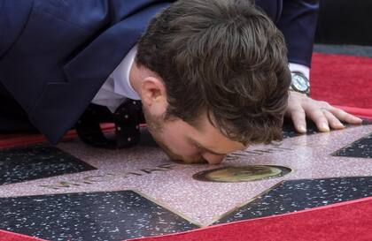 Michel Bublé no sólo besó la estrella con su nombre sino que sorprendió a los presentes realizando flexiones de brazos