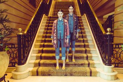 Kimono bordado y remera batik (Rapsodia, $18.900 y 3.500), campera de denim y jean recto ( Levi’s, $5.490 y 4.490) y sandalia cruzada (Blaquè, $5.590)