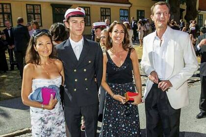 El príncipe Nicolás es el mayor de los nietos de la reina de Dinamarca. En esta imagen, junto a su madre, Alejandra de Frederiksborg, su padre, el príncipe Joaquín, y la mujer de él, la princesa Marie.