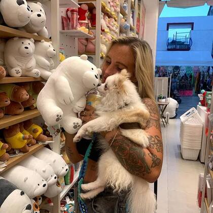 Agostina Jalabert junto a su mascota