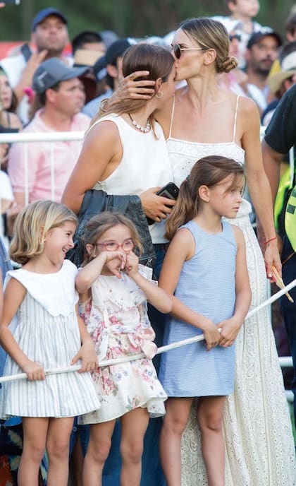 Muy cariñosa, María besa en la frente a su hija mayor, Mia Cambiaso. Junto a ellas, Myla (con vestido de Cosmosur) espera que su papá suba al podio.