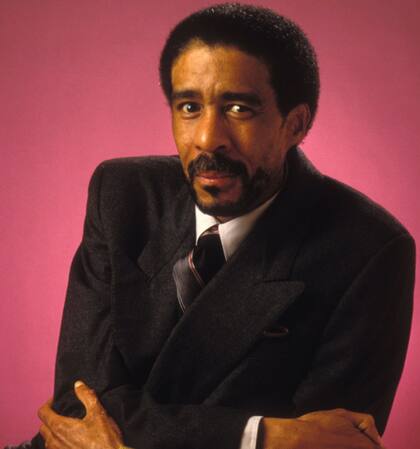 Richard Pryor fue uno de los cómicos afroamericanos que más impacto tuvo en su generación; sus observaciones, agudas y divertidas, sobre la situación racial le valieron una popularidad que selló en la dupla de ficción interracial con Gene Wilder, con quien filmó Ciegos, sordos y Locos y más títulos
