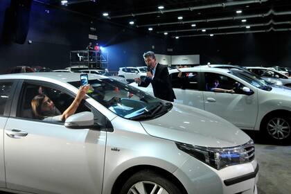 Miguel Angel Cerutti junto al público, ubicado en sus automóviles