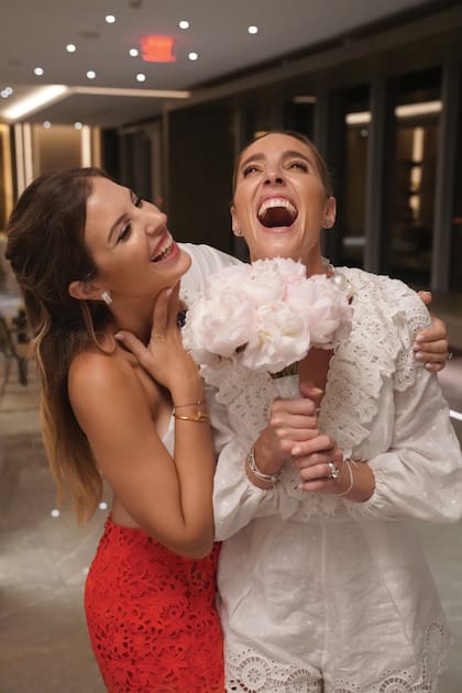 La flamante novia posa divertida con su amiga Sofía