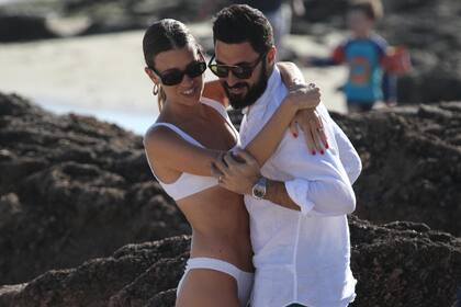 Angie Landaburu y Tomás Eurnekian se casaron en noviembre de 2019 y desbordan su felicidad en las playas de José Ignacio