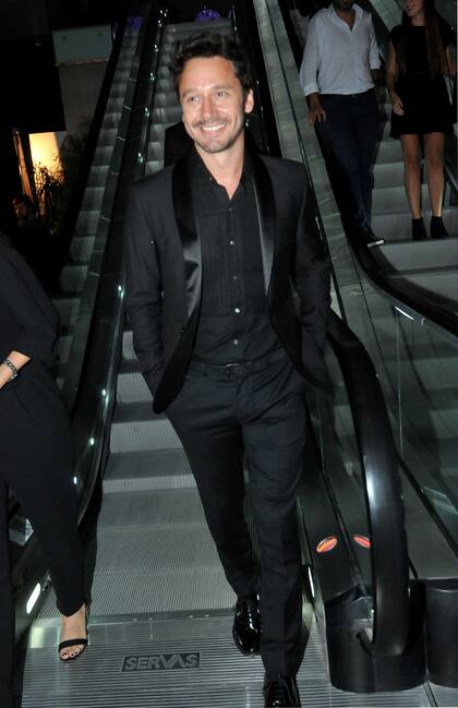 Benjamín Vicuña, recién llegado de Playa del Carmen, mostró su bronceado en la fiesta