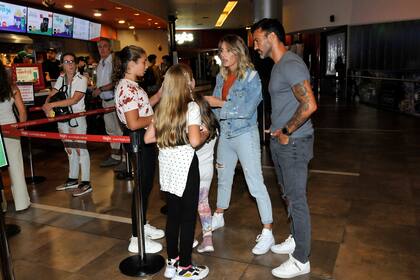 Fabián Cubero y Micaela Viciconte acompañados por las tres hijas del futbolista, Indiana, Allegra y Sienna