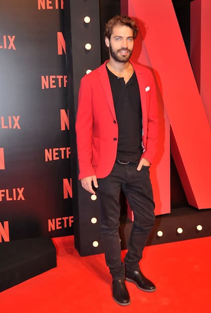 Totalmente engamado con los colores insignia de la compañía de entretenimiento por streaming, Benjamín Alfonso participó de la presentación