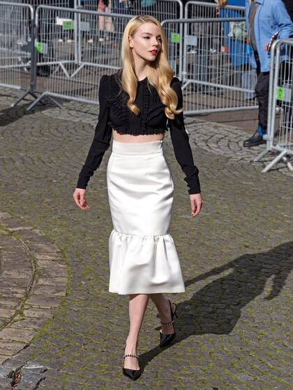 En blanco y negro, el binomio que nunca falla. Top manga larga con hombros marcados, falda estilo trompeta y zaparos de charol, todo de Miu Miu.