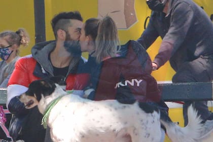 El beso de Jimena Barón y El "Tucu" López que confirma el romance entre la cantante y el integrante de Sex virtual Crédito: Movilpress 