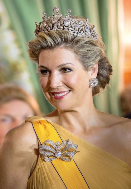 La soberana de los Pases Bajos deslumbr con la tiara Stuart toda de brillantes, que no sala del joyero real de los Orange desde 1972, cuando la luci la legendaria reina Juliana. Los aros y el broche tambin provienen de esa diadema y las tres piezas forman un conjunto deslumbrante.