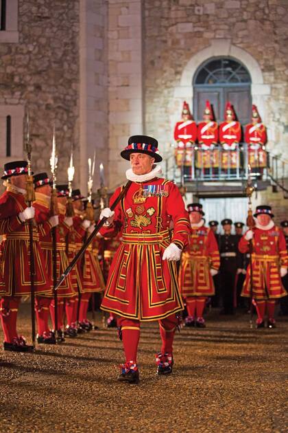 Desde principios del siglo XIV, los famosos Beefeaters custodian las joyas de la Casa Real, en la Torre de Londres. En su uniforme tienen grabado el monograma real con la sigla “EII R”, en referencia a Elizabeth II Regina, y la corona de San Eduardo.