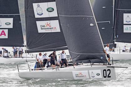 El príncipe William timoneó el barco a beneficio de la fundación Child Bereavement UK. Consiguió el tercer puesto en la primera regata del campeonato.