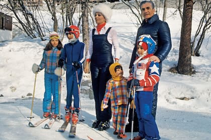 Igual que la realeza europea y el jet set, el sha y Farah Diba elegían el centro de esquí St. Moritz para disfrutar de la nieve en familia. En la foto, con sus cuatro hijos, los príncipes Farahnaz, Reza Ciro, Leila y Ari Reza.