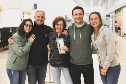 Junto a sus padres, Marcelo e Irene, y sus hermanos mayores, Iván (27) y Priscila (25). “En la primaria jugaba al fútbol con los varones y les pasaba el trapo a varios”, cuenta su papá.