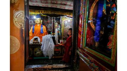 Un monje budista joven dentro del monasterio de Thiksey, Ladakh, la India