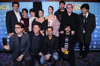 El elenco de Re loca junto a los productores y al director, Martino Zaidelis