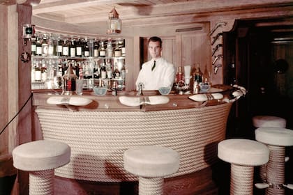 Según la leyenda, Onassis les decía a sus invitados que las banquetas de la barra del bar estaban forradas con prepucio de ballena. La foto fue tomada en septiembre de 1954