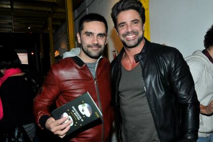 Gonzalo Heredia junto a su amigo Luciano Castro, que no quiso dejar de acompañarlo en la presentación de su primer libro