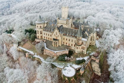 En 1857, cuando su mujer cumplió 40 años, Jorge V de Hannover la guió hasta la cima de una colina de 135 metros,en Pattensen, y le anunció que allí mismo sería construido un castillo en su honor, parecido al de los cuentos de hadas que tanto le gustaban. Así, como una prueba de amor, nació Marienbur