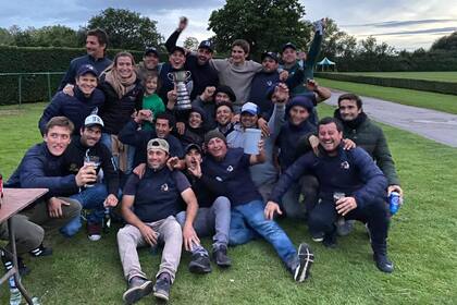 El festejo del grupo, con Barto (izquierda); Lolo y Camila, sus padres (arriba a la izquierda) Camilo (centro, atrás, de gris) y colaboradores y allegados.