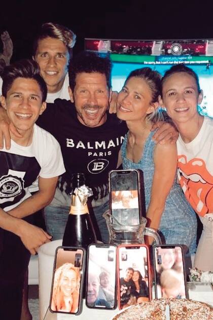 Invitados a la distancia a los 50 de Diego. El homenajeado, Carla, Gian, Giuliano y Jimena (la hermana de Carla) compartieron el festejo con sus íntimos y amigos a través de videollamadas