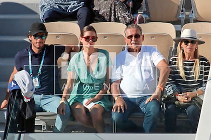 Invitados por Rafa Nadal, Pico y Diana vieron jugar el español en el estadio Philippe Chatrier. Pero no fueron solos: los acompañaron el padre de Diana y su pareja.