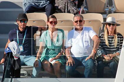 Invitados por Rafa Nadal, Pico y Diana vieron jugar el español en el estadio Philippe Chatrier. Pero no fueron solos: los acompañaron el padre de Diana y su pareja.