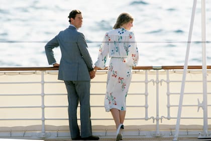 Cuando el amor “flotaba” y fluía… El príncipe Carlos y la princesa Diana en cubierta, en los primeros días de su luna de miel (ella vestía un diseño de Donald Campbell), en julio de 1981.