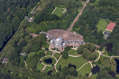 La construcción de Huis Ten Bosch comenzó en 1645 y fue ordenada por Amalia van Solms, quien se encontraba exiliada en esa zona junto a su marido, Federico Enrique de Nassau. A principios del siglo XIX, fue usado como galería de arte y fue la residencia del rey Luis, hermano de Napoleón Bonaparte.