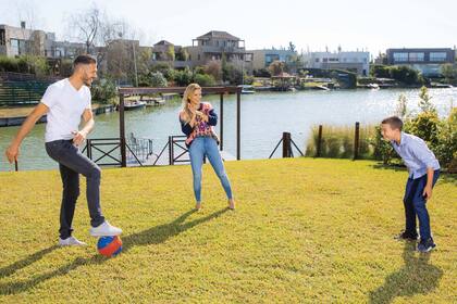 Evangelina es la fan número uno de sus dos príncipes. "Estoy con el hombre más bueno del mundo... El otro día se lo dije: Hace once años que estamos juntos y lo que me sigue enamorando de vos es tu amor por nuestros hijos", cuenta.