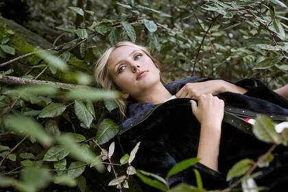 Tapado de ecopiel (Prüne, $7690), buzo combinado (John L. Cook, $1495)