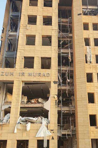 La boutique más importante de Zuhair Murad, de varios pisos, que encierra también su principal taller, quedó en ruinas. Nadie salió lastimado ya que pudieron abandonar el lugar cuando vieron fuego en el puerto, antes de las explosiones