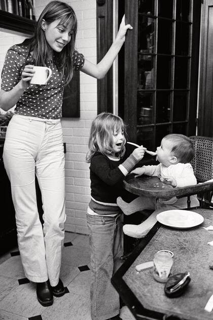En su casa de París, Jane disfruta viendo cómo Kate le da de comer a su hermana menor, Charlotte.