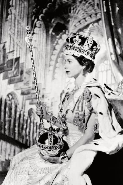 Su coronación fue la primera en la historia de la realeza británica en ser televisada. La ceremonia ocurrió luego de haberse cumplido el luto por la muerte de su papá