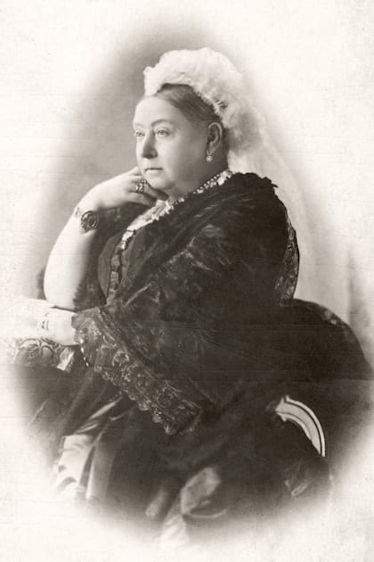 30. El miércoles 9 de septiembre de 2015, sobre las cinco y media de la tarde, Isabel II sobrepasó a la reina Victoria como monarca que más tiempo ha estado en el trono inglés. El récord de Victoria estaba en 23.226 días, 16 horas y 23 minutos.