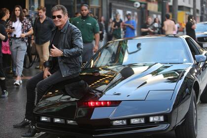 David Hasselhoff se reencontró con el Auto Fantástico en las calles de Los Angeles, y no dudó en posar como en las vieja épocas