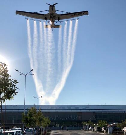 El avión está equipado con termonebulizadoras, mochilas y dos máquinas pulverizadoras exteriores de 150 y 600 litros
