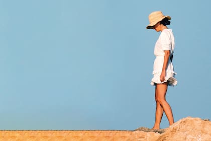 Carolina, con minivestido blanco y sombrero de rafia, y Francisco pasan unos días inolvidables en las islas baleares