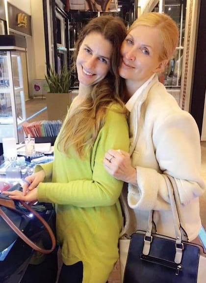 Barbie, como la llaman sus amigos, posa con su madre, “Yuyito” González. La joven decidió llamar a su hija Josefina en honor a su mamá. “Para mí es un honor, un privilegio, que además hayan elegido mi segundo nombre para la beba, así que yo lo siento como un acto de amor por parte de mi hija”, sostu