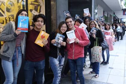 La fila de sus fans, se extiende sobre la avenida Santa Fe, con una certeza: firmará hasta el último ejemplar