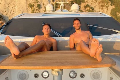 Paulo y Rodrigo Bentancur, figuras clave en el equipo de Juventus que ganó la última liga Italiana, eligieron pasar juntos sus vacaciones.