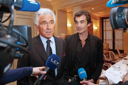 Una imagen de padre e hijo en 2014, cuando presentaron juntos Diccionario amoroso de Proust.