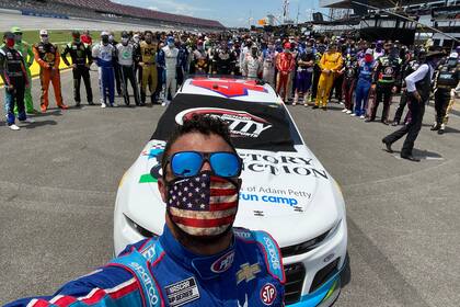 .Junto al Chevrolet Camaro N°43, Wallace recibe el apoyo y la solidaridad de los 39 pilotos que compitieron en la carrera de NASCAR, en Talladega; el FBI concluyó que el afroamericano no fue víctima de odio racista